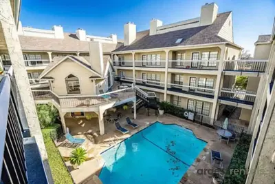 Modern Condo / Pool / balcony / Gated / Pets!