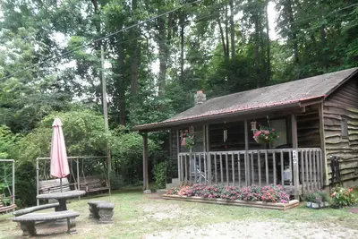 Image de Peaceful Romantic Getaway - Sleeps 2 - Lavender Cabin