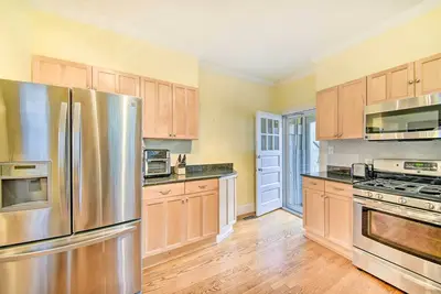 Image de Centrally Located Duplex w\/ Patio in Ghent!