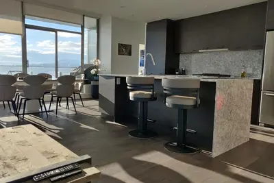 Image de Luxury condo walking distance to downtown, cultural, beach, marina. . . you name it