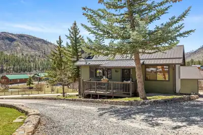 Image de Blue Spruce Cabin Sum