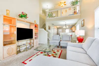 Image de Central & Spacious Townhome in Greensboro!