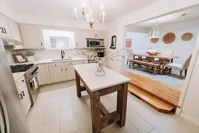 Image de Charming 3 Bedroom Ranch by downtown Peoria & Osf!