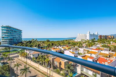 Golf-and-sea condo with panoramic ocean/mountain views, pool