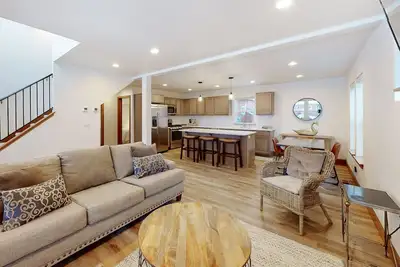 Image de Newly built 2-story home with fireplace & great porch - walk to the river