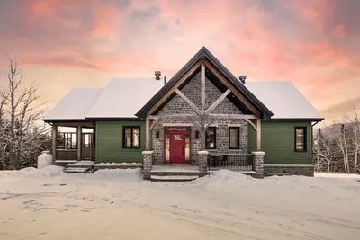 Image de Chalet confortable avec une vue imprenable sur le fleuve!
