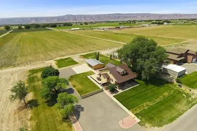 Image de Farmhouse: 82\" Tv & Pool Table