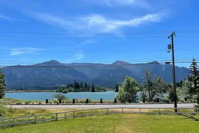 Image de Lakeside Blue Bungalow