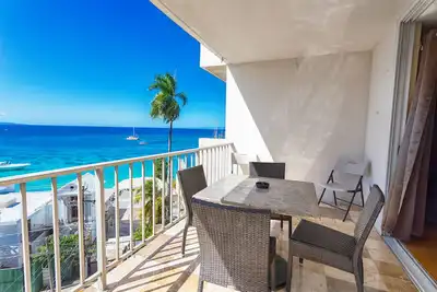 Image de 2 Bedroom 2 Bathroom Modern Ocean View Hip Strip Apartment with Wi-Fi