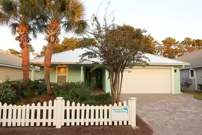 Image de Cozy Cottage! 5-Min Walk to Beach! Beachfront Pool, Hot Tub! Beach Service!