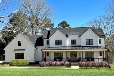 Image de Beautiful, pet friendly custom home with lake view -- Perfect Masters getaway! !