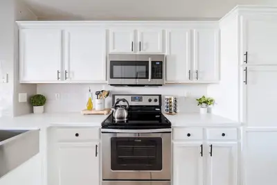 Image de Lovely Home King Bed Mid-term Rental Work From Home Coffee Bar 2-Car Garage