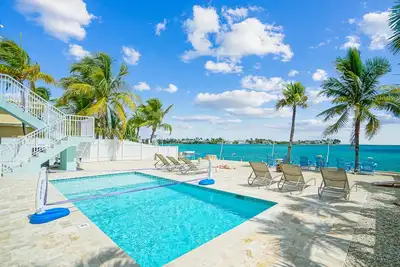Image de Oceanfront Paradise w Heated pool, 55’ dock, ocean view & bathroom in every room