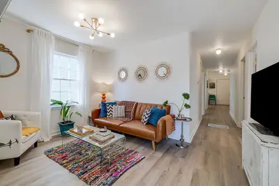 Image de Large Home in Victorian District Near Forsyth Park, Heated Pool Access