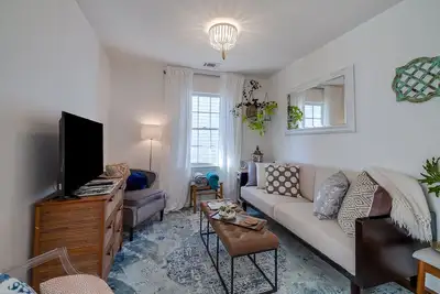Image de Renovated Apartment Near Forsyth Park, Courtyard, Heated Pool Access