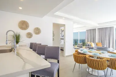 Image de Gorgeous 2 bedroom condo Encantame Towers Velero 904