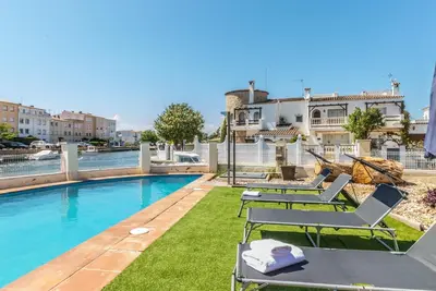Image de 5 Habitaciones, 3 BAÑOS, Amarre 15m