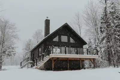 Image de New Cozy Forest Chalet w/ Sauna