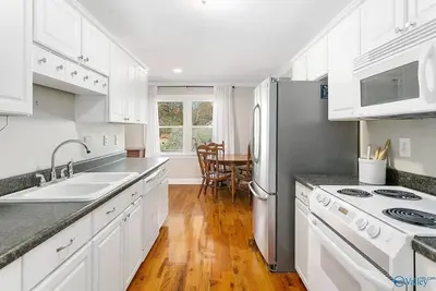 Image de Spacious house right in the heart of Huntsville (MidCity)