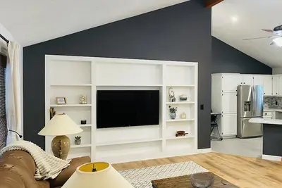 Image de Luxe Home near many area attractions!