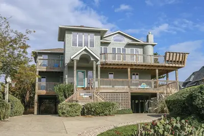Spacious 5 Br Home in Schooner Ridge w/Access to Multiple Community Pools & Rec Center