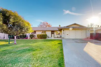 Image de Comfortable stay with a pool, tennis court, and gym access, washer/dryer, & Ac