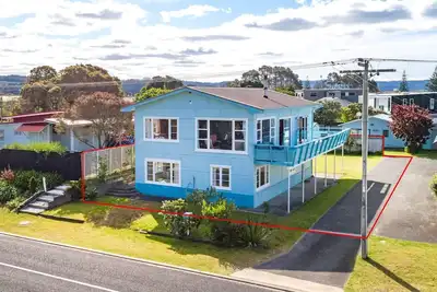 Image de The Blue House - loads of Kiwi bach character just 30 seconds to the beach
