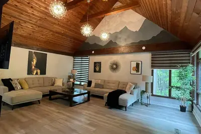 Image de 3 Bedroom + 4 Washroom Cottage Home on a Large Private Lot Surrounded by Trees