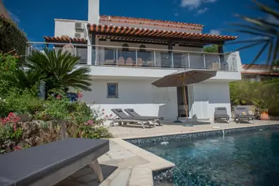 Image de Villa climatisée avec piscine et bain à remou spa