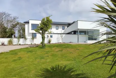 Image de Coastal family friendly home w/sea views & hot tub