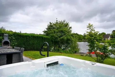 Image de Maison avec sauna, spa extérieur et pédalo