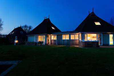Image de Maison familiale en Frise avec sauna et spa extérieur
