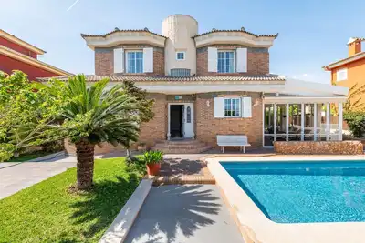 Villa 'Villa Laura' avec piscine privée, Wi-Fi et climatisation.
