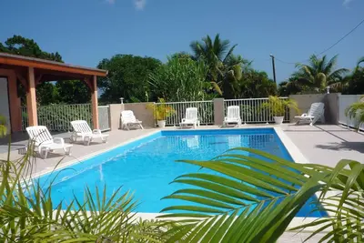 Gîte F4 avec piscine et jardin - Domaine De Laureal
