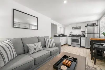 Image de The Lil' Hyde Out | Cute Hyde Park Apt