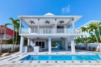 Image de Islamorada Oasis, Luxurious 4 bedroom 3 bath home. Heated pool! Boat Lift option