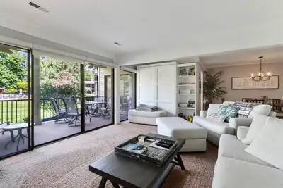 Image de Cocktails & Dreams -Ground Level Abbey Villa Corner Condo |2 Patios |Pool |Natural Lighting |Updated