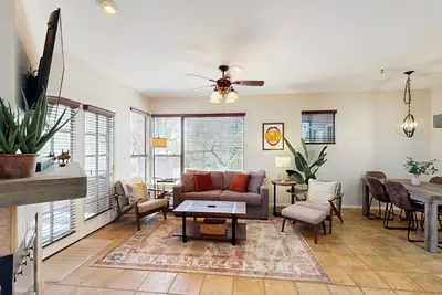 Image de Radiant retreat with pool and hot tub access, sunroom, washer/dryer, gym, & Ac