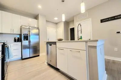 Image de Cozy apartment located near boutiques, bars, restaurants, & major sport stadiums