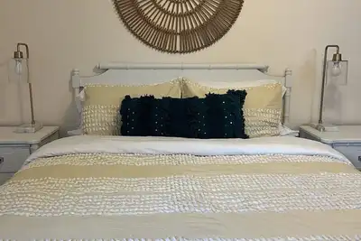 Image de Remodeled historic cottage w/pool, centrally located and pet friendly