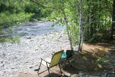 Image de Streamside Campsite plus tiny cabin combines classic camping with rustic charm! !