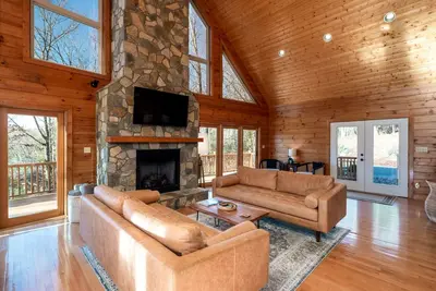 Image de Modern Mountain Getaway in Connestee Falls now with a Tesla charger!