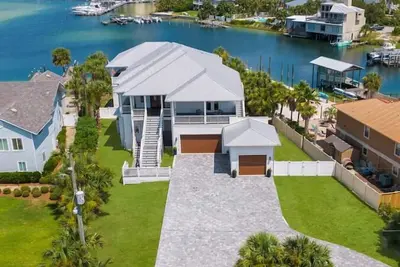 Image de Baywatch. 6 Bdrm, Boaters Dream, Seasonal Heated Pool/Spa, Beach, Golf Cart