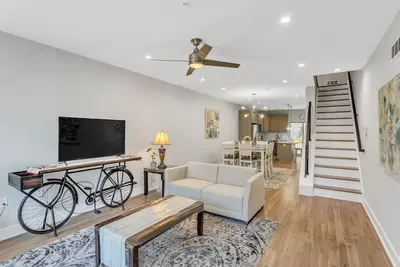 Image de Large and In Charge - 6 Bedroom stunner in University City - Philadelphia by RedAwning