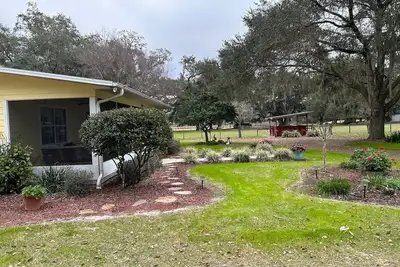 Image de Country living close to The Villages.