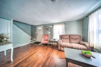 Image de Eastlake Home w/ Patio < 1 Mi to Lake Erie!