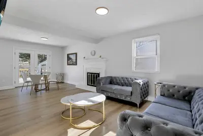 Image de Stylish 5br Designer Home w/ Deck & Hot Tub