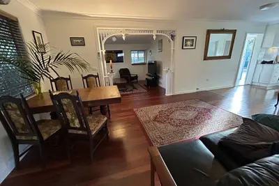 Image de Small cute comfy home. Private and close to town and lake.