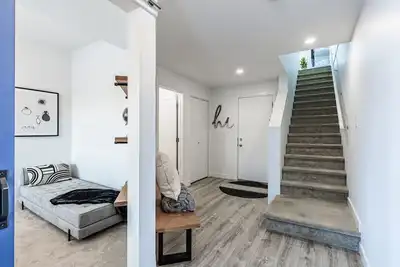 Image de A+ location family modern home with close access to major amenities!