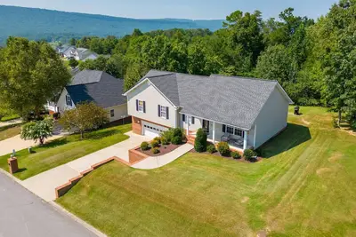 Image de Peaceful & Countryside Family Home-15 min Chattanooga - Screened in Porch with gas firepit